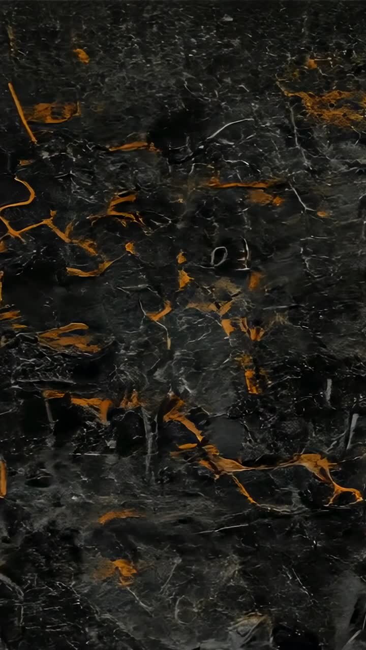 Video verticale: superficie scura che sfarfalla in primo piano a causa di lievi cambiamenti di luce, con venature arancioni