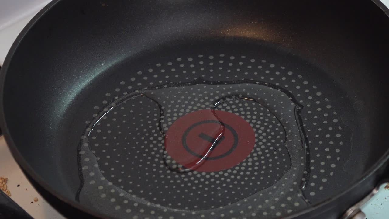 팬에 기름을 붓고 달군다