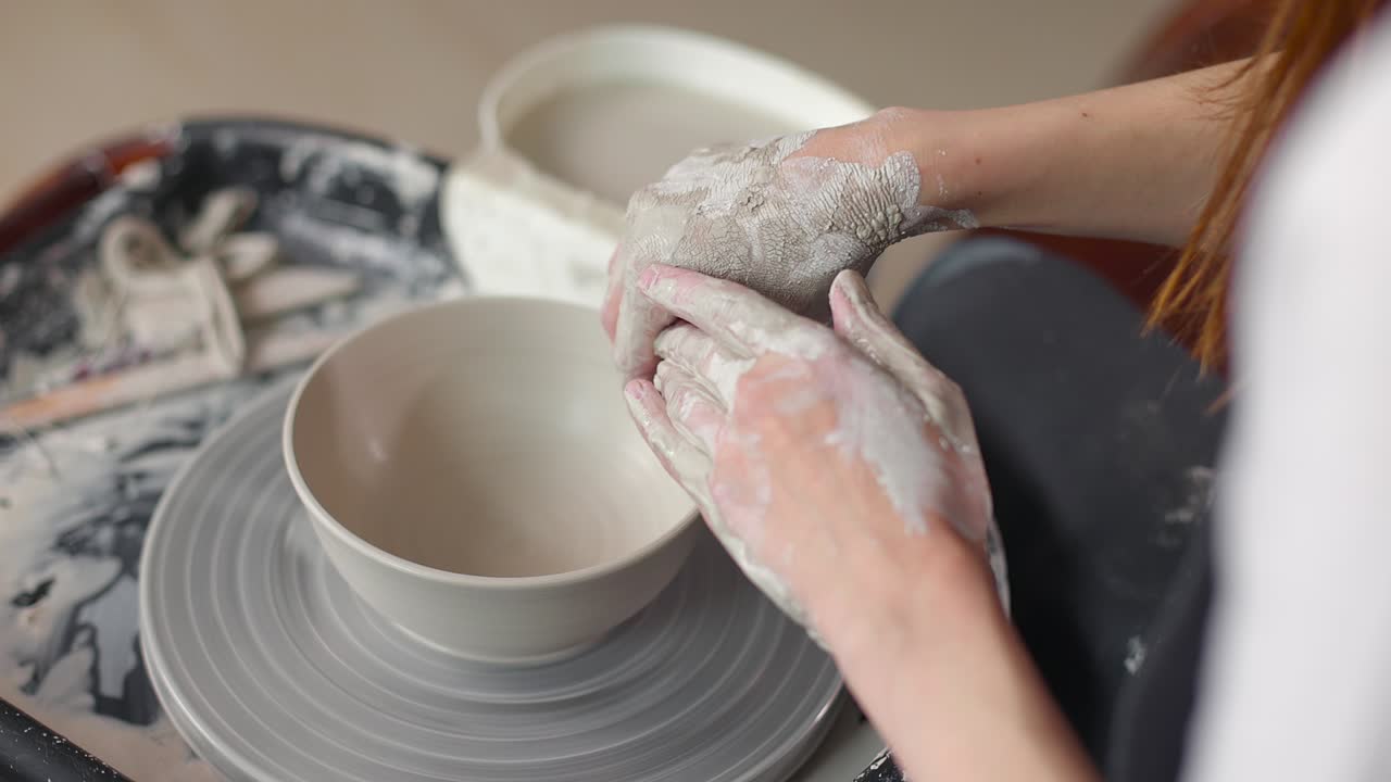 도자기의 바에 일하는 도자기의 손의 클로즈업, 점토의 그을 형성하는 느린 모션