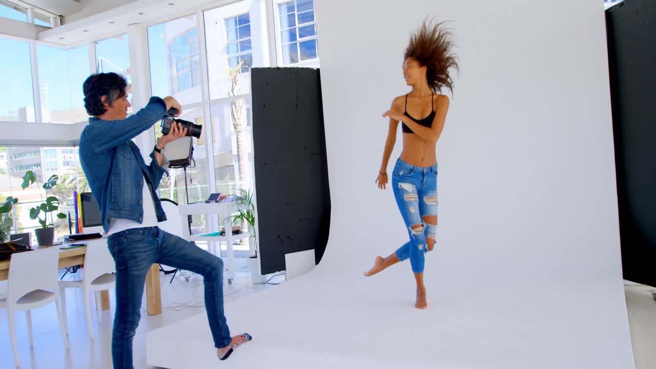 사진 스튜디오 4k에서 사진 촬영을 위해 포즈를 취하는 모델