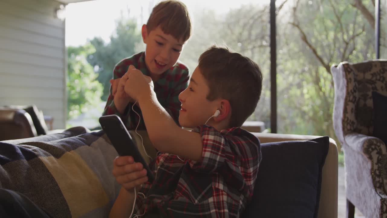 la familia pasa tiempo juntos en casa durante el día
