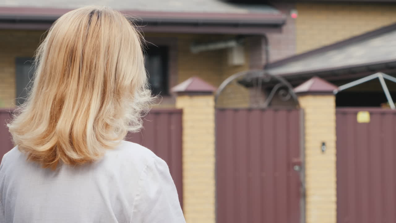 el mensajero lleva el paquete a la casa del destinatario, la mujer lo recoge 1