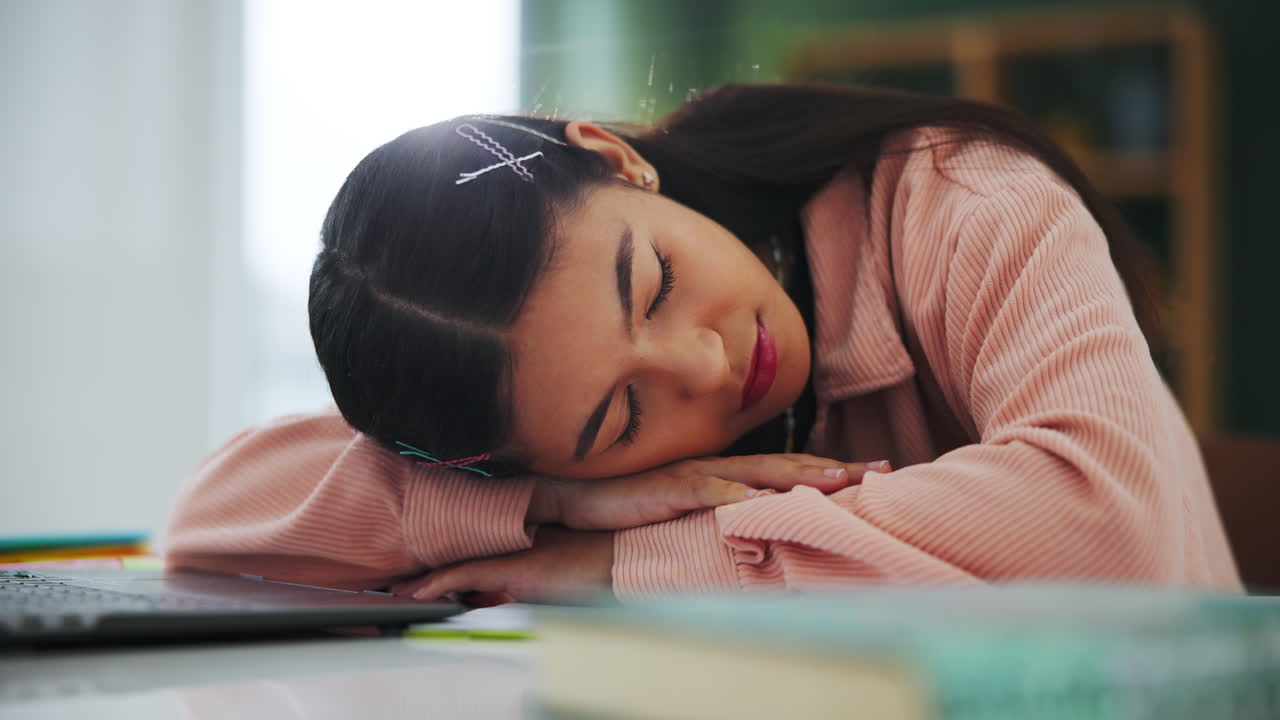 책상에서 자고 있는 여자