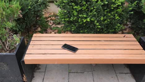 lost phone on park bench