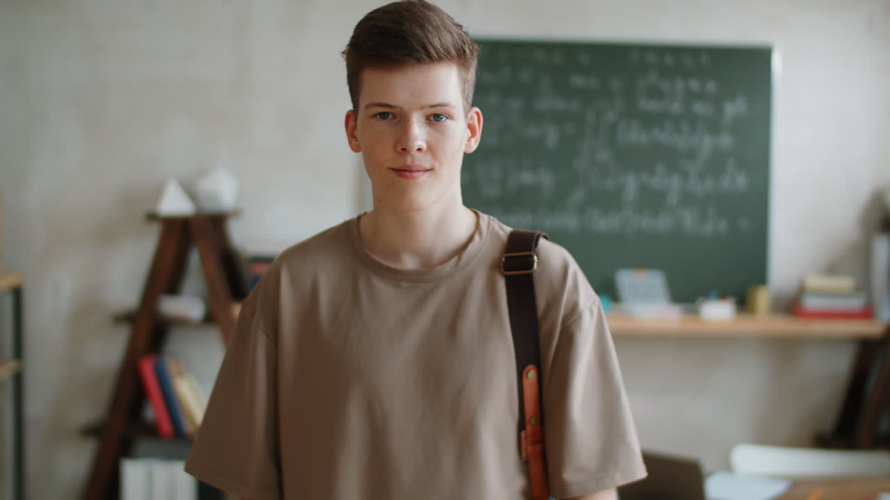 retrato de un joven estudiante en el aula