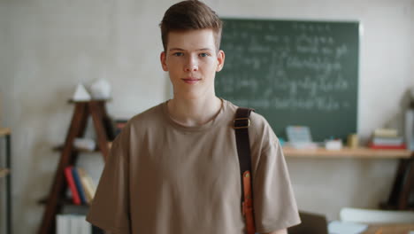 Porträt-Eines-Jungen-Männlichen-Studenten-Im-Klassenzimmer