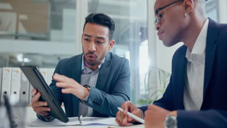 Trabajo-En-Equipo,-Tableta-O-Gente-De-Negocios-En-Reunión