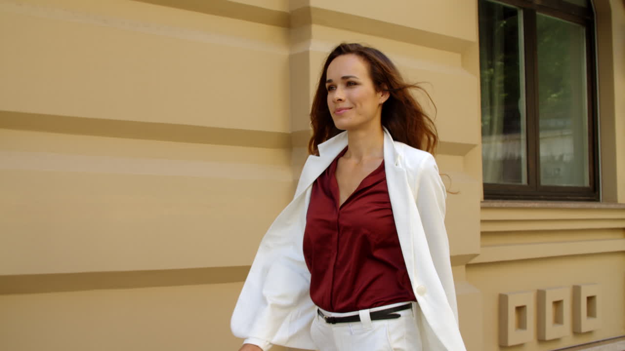 mujer de negocios sonriente caminando al aire libre. mujer de negocios alegre sonriente
