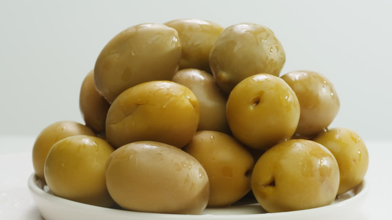 고품질의 4k 영상으로 그리스에서 배경으로 인 둥근 녹색 올리브.