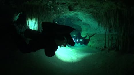 Buzos-De-Cuevas-En-Un-Gran-Pasaje-Abierto