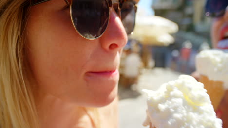 una mujer joven disfrutando de un cono de helado