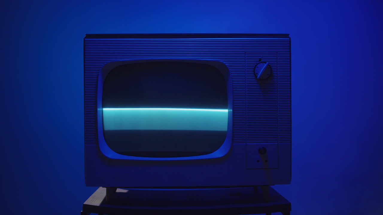 Televisore vintage con statico di luce blu
