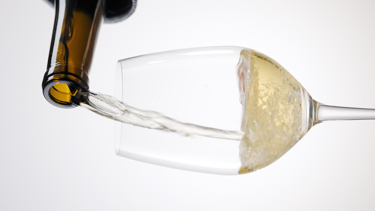 Versando un bicchiere di vino bianco o champagne - orientamento verticale.