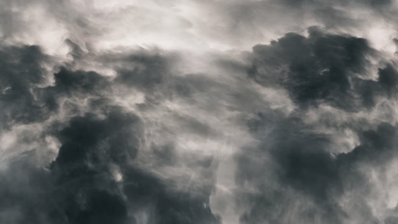 nubes oscuras delante de una tormenta supercélula, 4k