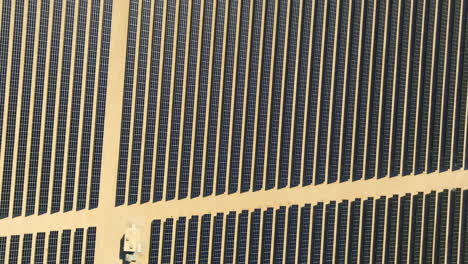 vista aérea de pájaro sobre miles de paneles solares que generan electricidad en el desierto de california