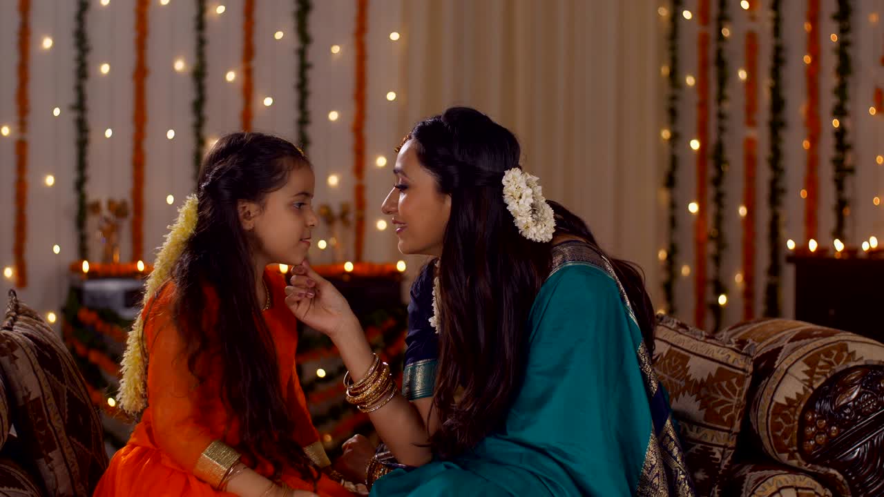 madre india pasando tiempo de calidad con su hija durante las vacaciones de diwali