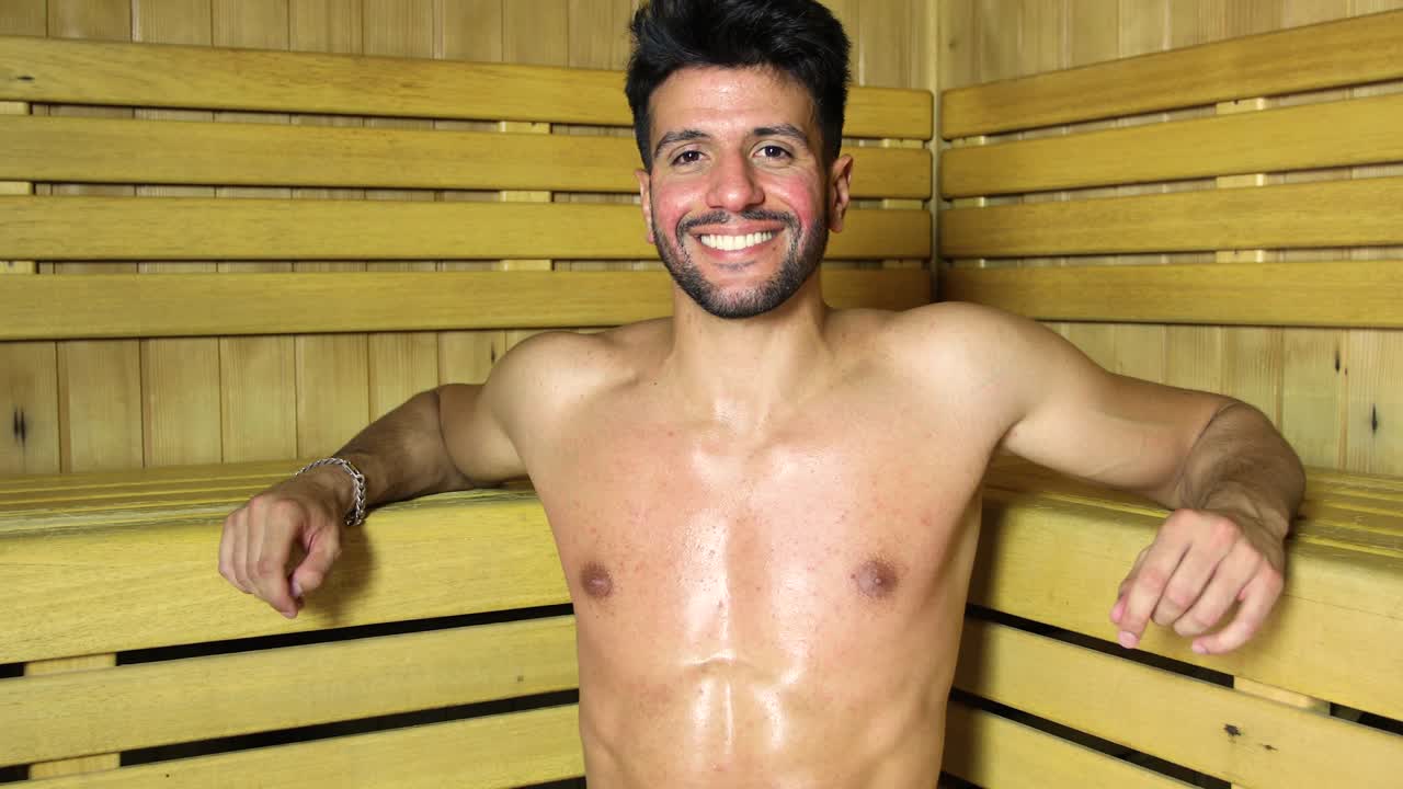 hombre relajándose en una sauna