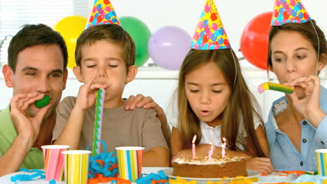 Familia-Feliz-Celebrando-El-Cumpleaños-De-Su-Hija