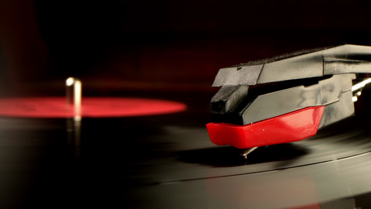 비닐 레코드가 회전하고 있습니다. 그라모폰 바늘 클로즈업. 디스코 컨셉, 레코드 컬렉션