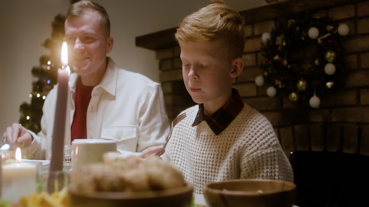 거실에서 새해 전날 축제.