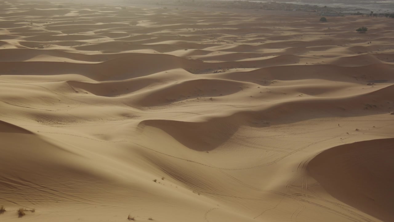 Video epico di dune di sabbia nel vasto deserto del Sahara, filmato con un teleobiettivo