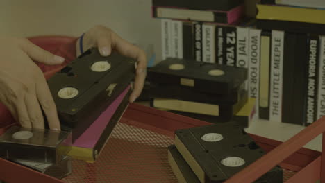 casetes de vhs en un estante con ruedas