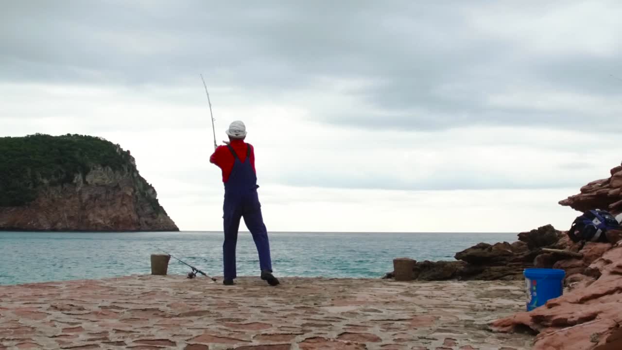 hombre pescando desde el muelle
