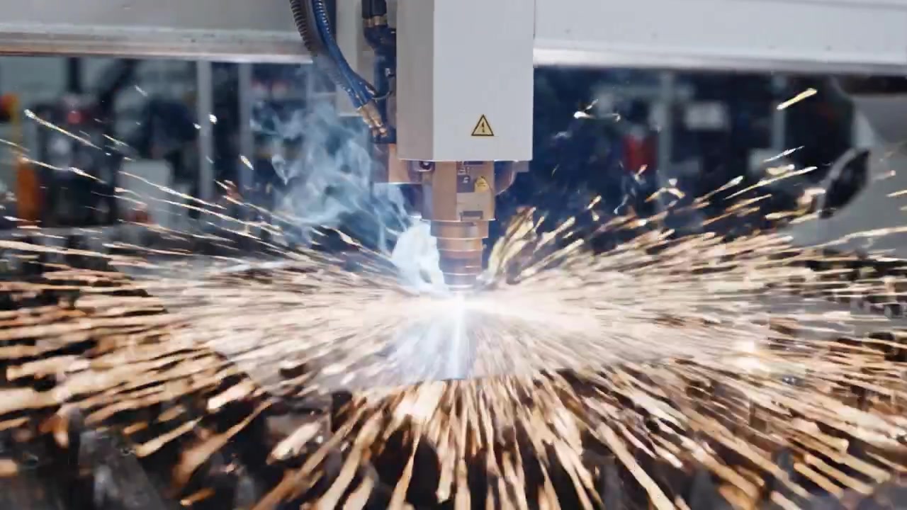Dynamisk laserskæringsproces i produktion: Et nærbillede af præcisionsteknologi og gnistdannelse på metalplader