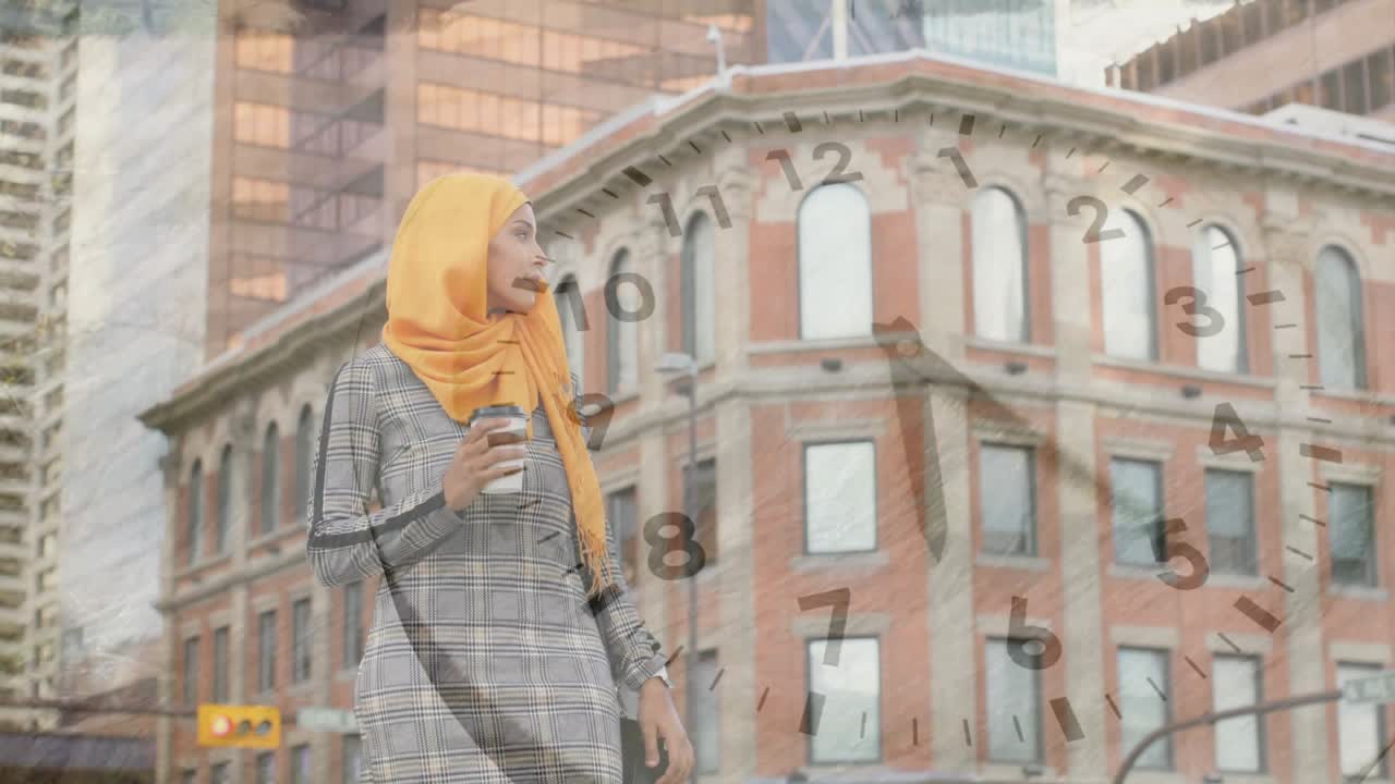 여성이 거리에서 커피를 들고 걸어가면서 손목시계를 통해 시간을 확인하는 모습이 기술을 보여주는 시계 오버레이로 겹쳐져 있어요.