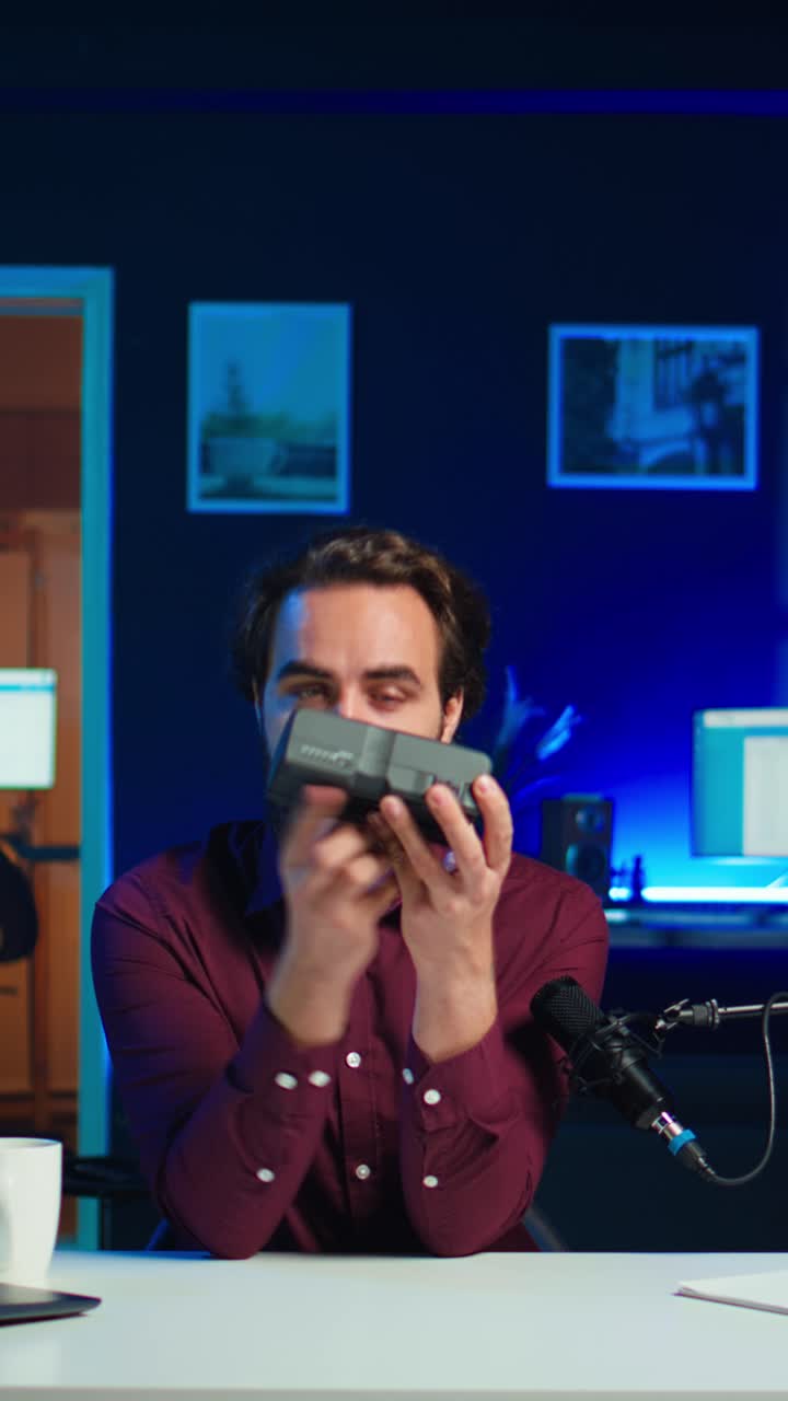 Specialista in tecnologia video verticale che filma una recensione tecnologica della batteria V-mount