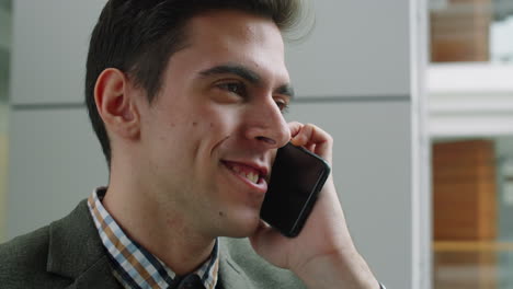 joven hombre de negocios hablando por teléfono celular