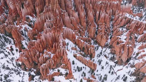 Vista-Aérea-Sobre-El-Cañón-Bryce-Con-Nieve-En-La-Temporada-De-Invierno,-Utah,-Estados-Unidos---Disparo-De-Drone