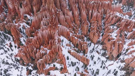 vista aérea sobre el cañón bryce con nieve en la temporada de invierno, utah, estados unidos - disparo de drone