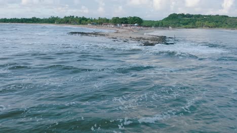 Luftdrohnenaufnahme-Der-Ländlichen-Strandstadt-Caraiva-Bahia-Brasilien,-Die-Sich-Tief-über-Dem-Ozean-Nähert