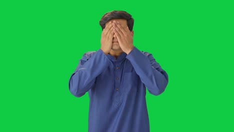 hombre indio deprimido y molesto pantalla verde