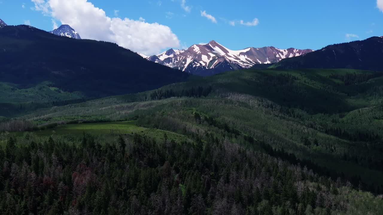viejo monte snowmass aspen mt sopris desierto vista aérea de dron a principios del verano junio julio montañas rocosas picos granja espacio abierto paisaje cielo azul soleado capital pico bosque nacional hacia adelante pan up movimiento