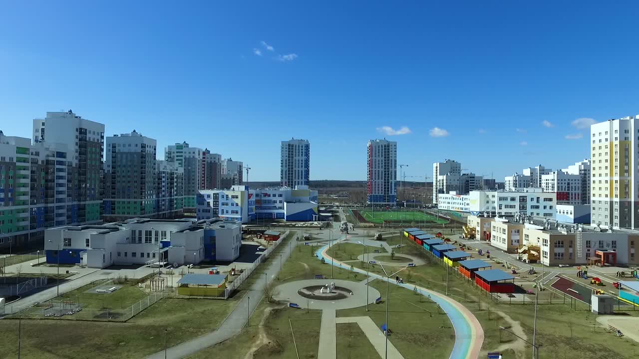 desarrollo de viviendas modernas con escuela y jardín de infantes