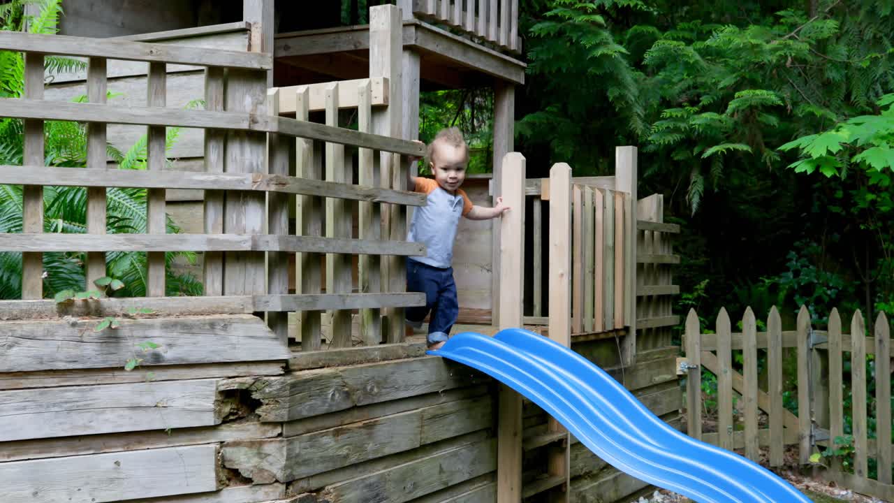 동생 들 이 놀이집 4k 에서 놀고 있다