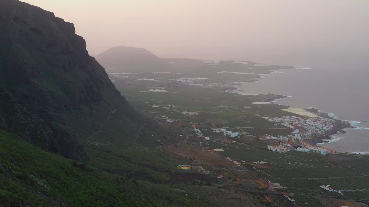 Città costiera sotto una montagna scoscesa, Oceano Atlantico, Tenerife, Isole Canarie, Spagna