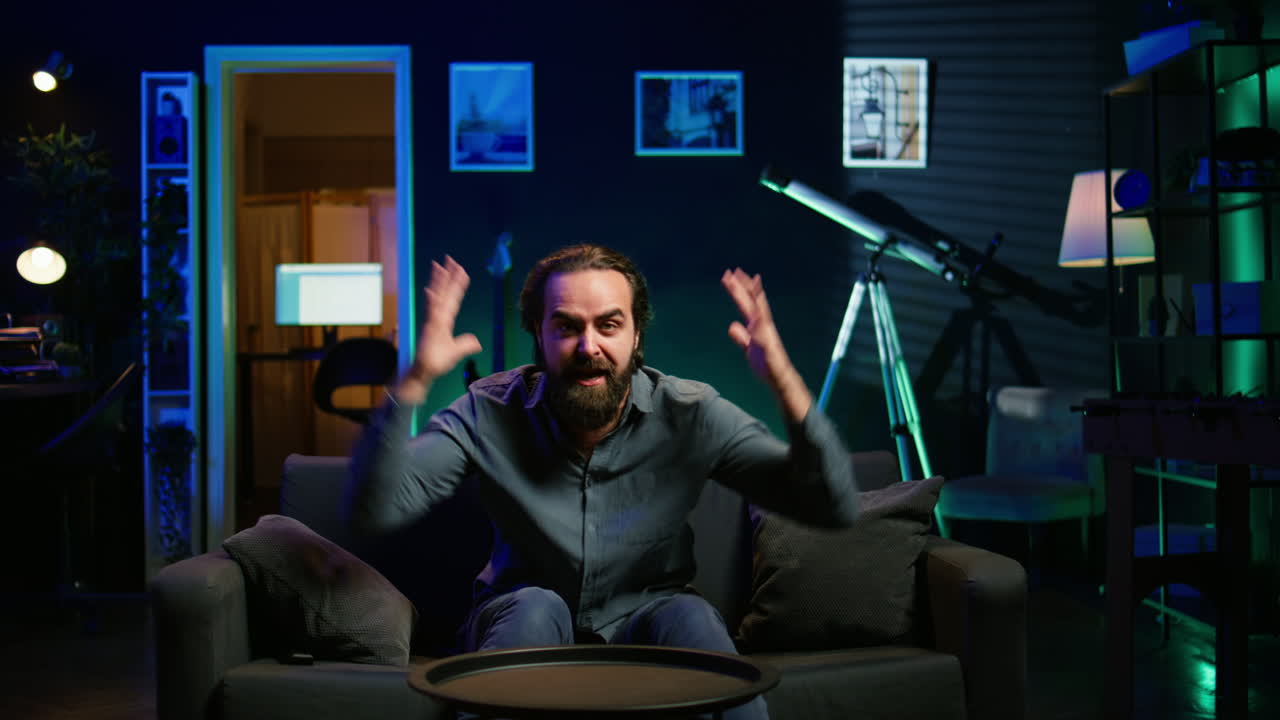 Irriteret supporter raser under sportsudsendelse, kaster pude mod TV'et