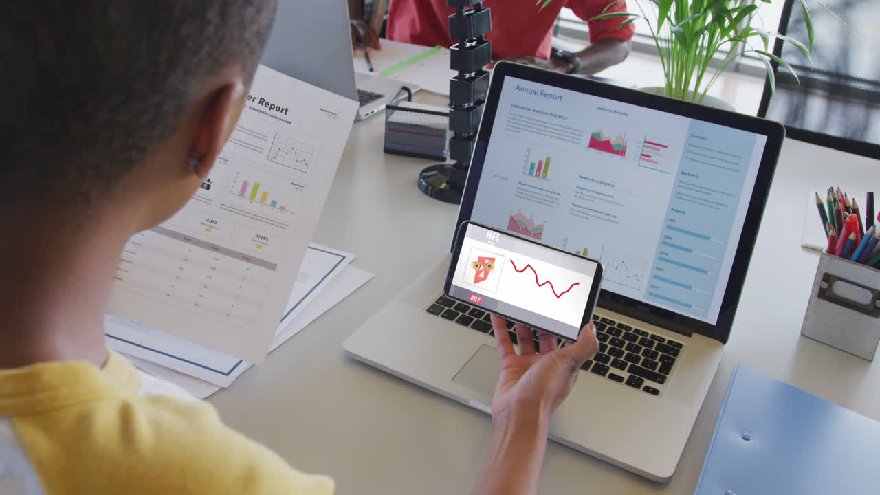 mujer de negocios afroamericana que usa un teléfono inteligente para llamadas de video con procesamiento de datos