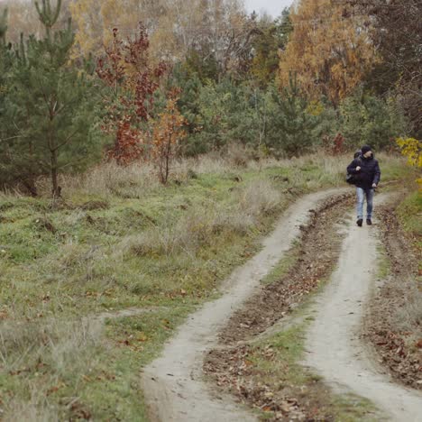 turista masculino en el bosque