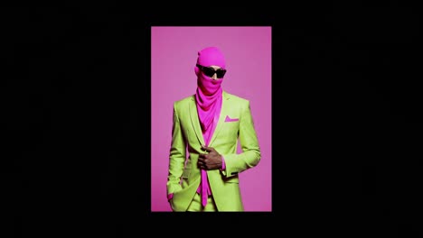 hombre con un traje rosa y limón