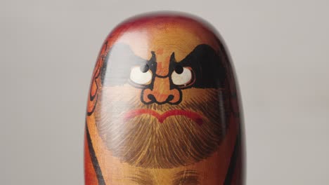 Vintage-Hohle,-Runde,-Japanische-Traditionelle-Puppe-Nach-Dem-Vorbild-Von-Bodhidharma