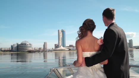 recién casados en un recorrido en barco