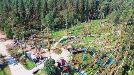 un parque de atracciones en ruinas después de una tormenta