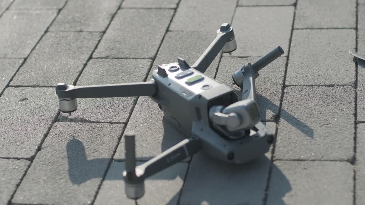 키예프, 우크라이나 - 2021년 8월: 추락한 드론이 땅에 누워 있고 손상되었습니다.