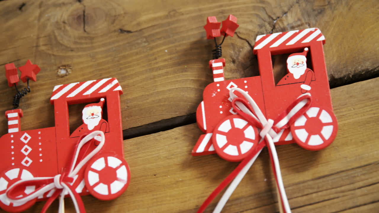 나무 테이블에 크리스마스 장식 장식 4k