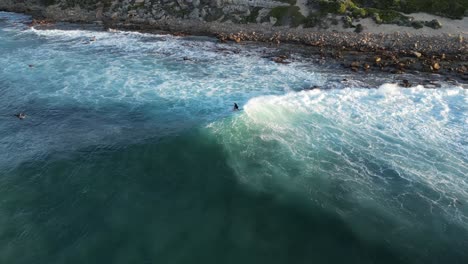 Alta-Vista-Aérea-De-Un-Surfista-Montando-Olas-Del-Océano-En-Australia