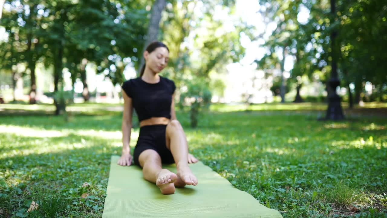 mujer practicando yoga en un parque